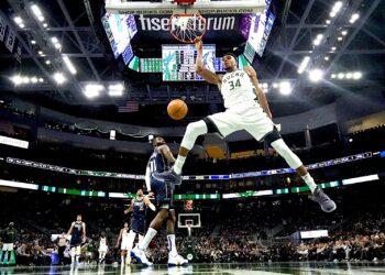 Giannis Antetokounmpo de los Bucks de Milwaukee. (Foto: Morry Gash | AP)