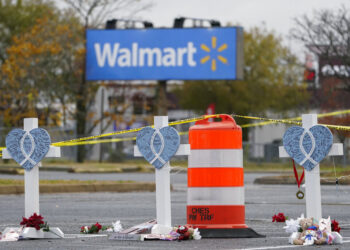 Un sitio de homenaje en el estacionamiento de un Walmart en Chesapeake, Virginia, el domingo 27 de noviembre de 2022. (AP Foto/Carolyn Kaster)