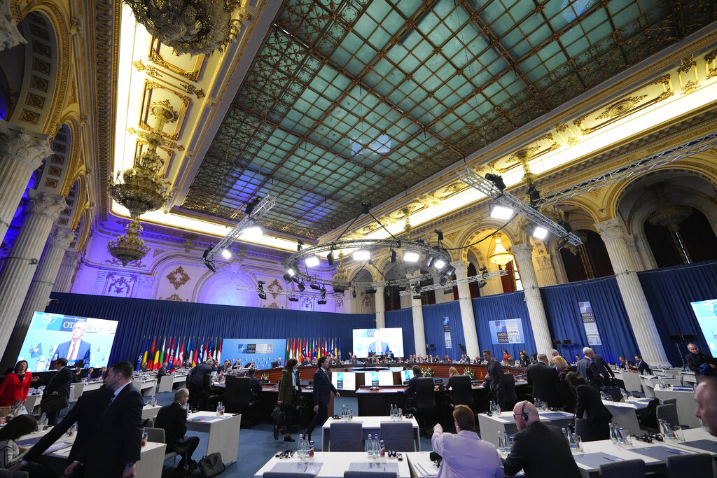 El secretario general de la OTAN, Jens Stoltenberg, se dirige a los asistentes en el segundo día de la cumbre de ministros de Exteriores en Bucarest, Rumanía, el miércoles 30 de noviembre de 2022. (Foto: AP/Andreea Alexandru)