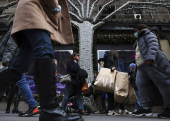 Compradores cargan bolsas en la Quinta Avenida, en Nueva York, el 25 de noviembre de 2022. (Foto: AP/Julia Nikhinson)