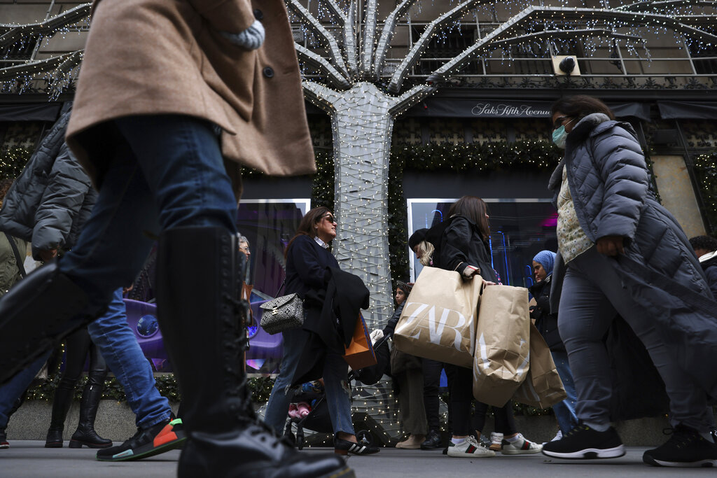 Compradores cargan bolsas en la Quinta Avenida, en Nueva York, el 25 de noviembre de 2022. (Foto: AP/Julia Nikhinson)