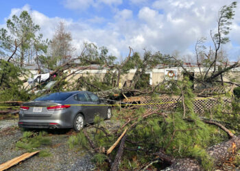 La foto muestra una casa rodante dañada por un tornado donde murieron dos personas en Flatwood, Alabama, EEUU. (Foto: AP/Butch Dill)