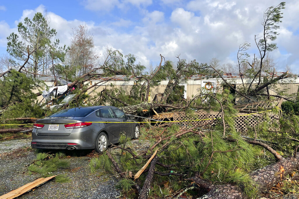 La foto muestra una casa rodante dañada por un tornado donde murieron dos personas en Flatwood, Alabama, EEUU. (Foto: AP/Butch Dill)