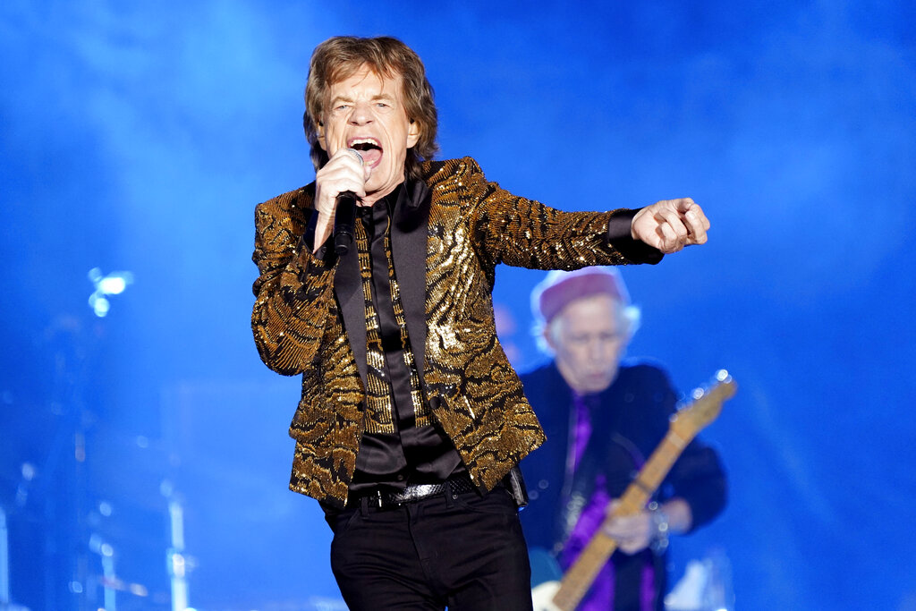 Mick Jagger, de The Rolling Stones, durante un concierto de la gira "No Filter" de la banda el 15 de noviembre de 2021, en Ford Field en Detroit. (Foto Rob Grabowski/Invision/AP/Archivo)