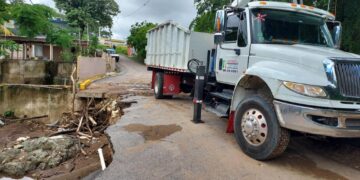 Carretera colapsada en el sector Algarrobo del barrio Río Cañas Abajo en Juana Díaz. (Foto: Municipio de Juana Díaz)