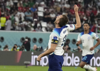 El capitán inglés Harry Kane con el brazalete de No Discriminación, la respuesta de FIFA al brazalete de One Love. (Foto: Martin Meissner / AP)