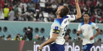 El capitán inglés Harry Kane con el brazalete de No Discriminación, la respuesta de FIFA al brazalete de One Love. (Foto: Martin Meissner / AP)