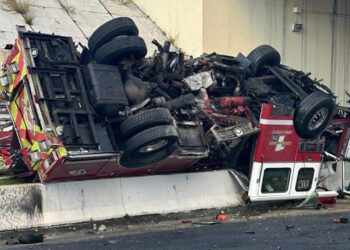 Camión de bomberos accidentado en la PR-3 en Carolina. (Foto: Cybernews)