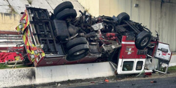 Camión de bomberos accidentado en la PR-3 en Carolina. (Foto: Cybernews)