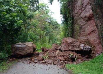Derrumbe de tierra y piedras en la carretera PR-517 en el sector San Carlos del barrio Collores, Juana Díaz. Foto: NMEAD