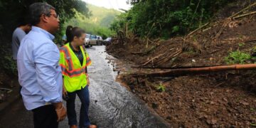 La secretaria del DTOP, Eileen Vélez, durante su visita a carreteras rurales de Ponce. (Foto: Municipio de Ponce)