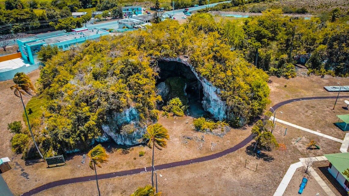 Vista aérea del Parque Histórico Cueva María de la Cruz y afiche del evento. (Foto suministrada)