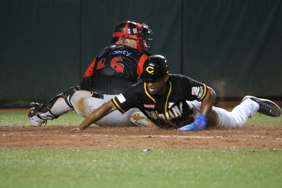 Guillianno Allende, de Carolina, anota la carretera del empate. (Foto suministrada / LBPRC)