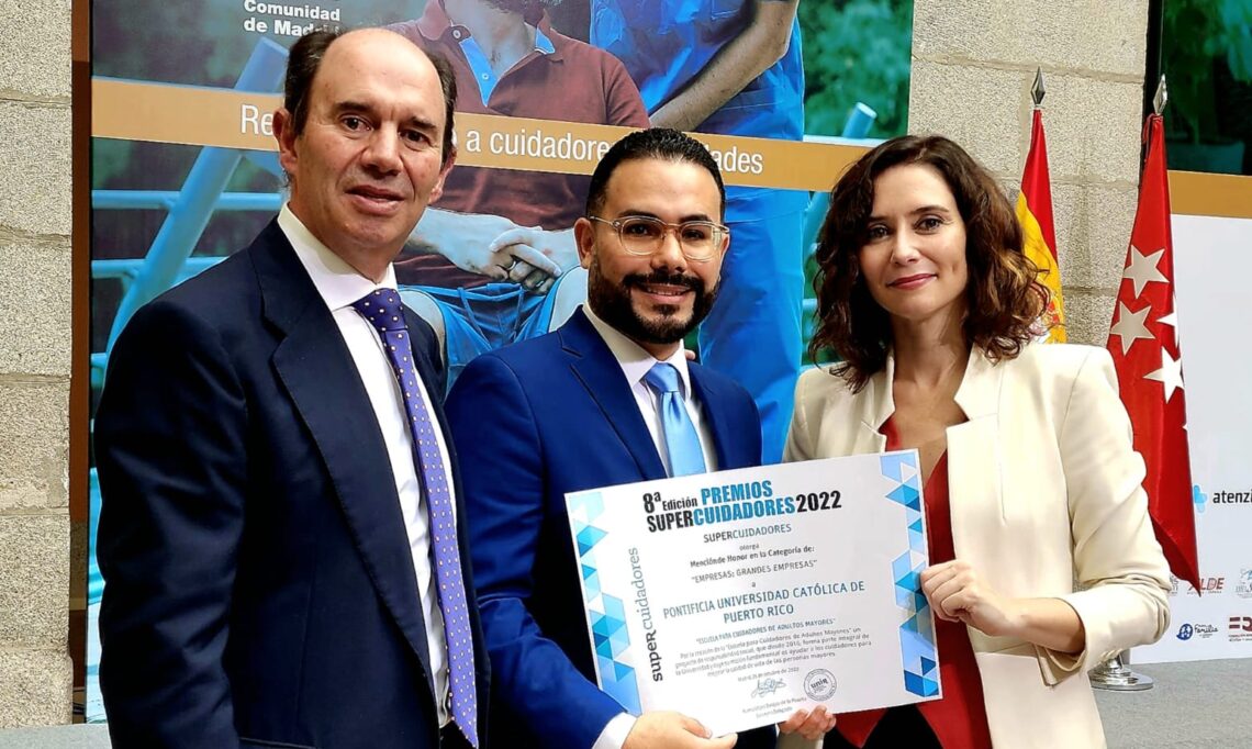 El Dr. Ángel Muñoz junto a Isabel Díaz Ayuso, presidenta Comunidad de Madrid, y Aurelio López-Barajas De la Puerta. (Foto suministrada)