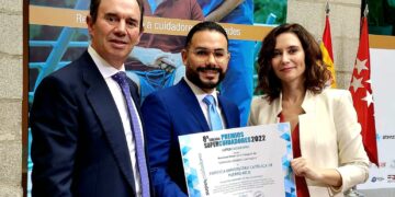 El Dr. Ángel Muñoz junto a Isabel Díaz Ayuso, presidenta Comunidad de Madrid, y Aurelio López-Barajas De la Puerta. (Foto suministrada)