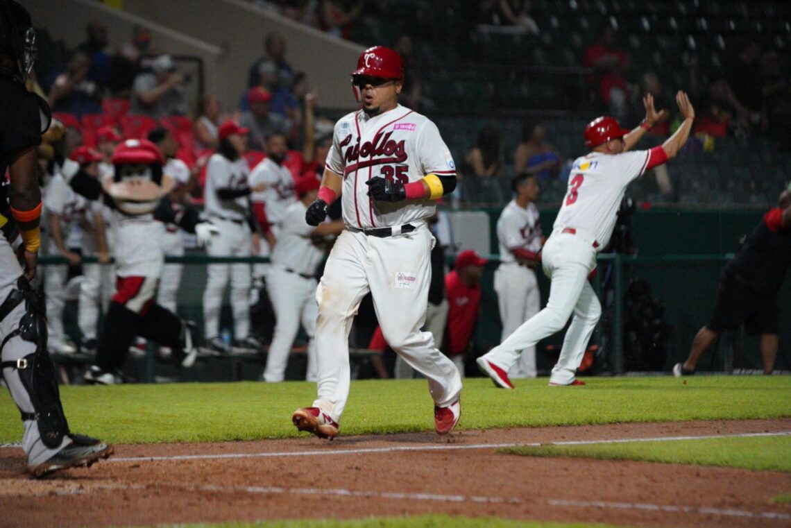Juan Centeno anota una carrera para Caguas. (Foto suministrada / LBPRC)