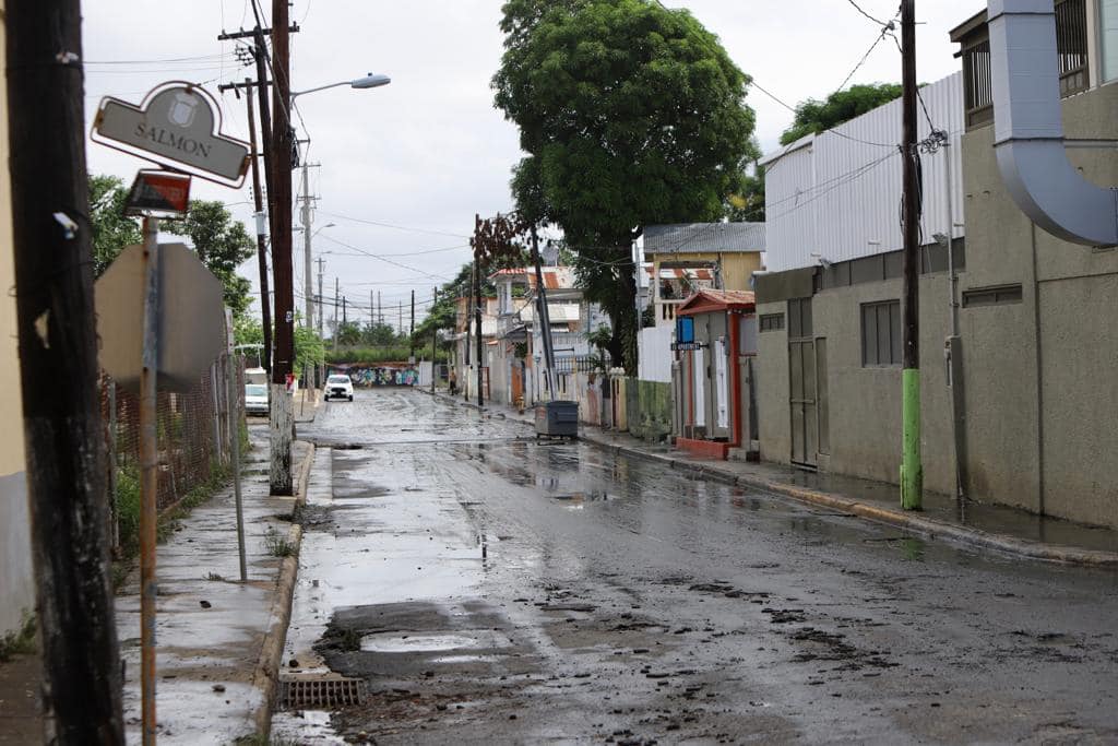 Residuos del desbordamiento de aguas usadas en el sector Puerto Viejo de la Playa de Ponce. (Foto: Municipio de Ponce)