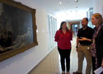 Rubí Rodríguez, Miguel Santiago y Cheryl Hartup mostraron el espacio en el Anexo del MAP habilitado para exposiciones. (Foto Omar Alfonso)