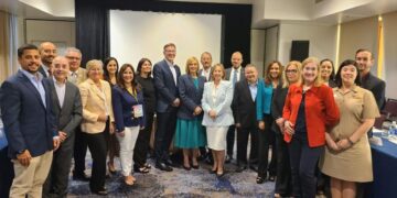 El encuentro ocurrió ante representantes de VOCES, la Coalición de Inmunización y Promoción de la Salud, INDUNIV, la Coalición Científica de Puerto Rico e instituciones médicas. (Foto suministrada)