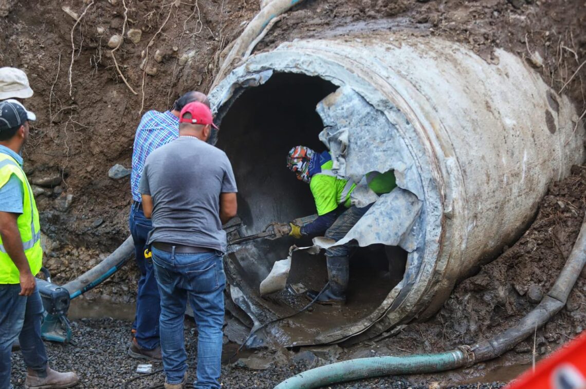 Avería en una tubería de 66 pulgadas de diámetro en Coto Laurel en Ponce. (Foto: Municipio de Ponce)
