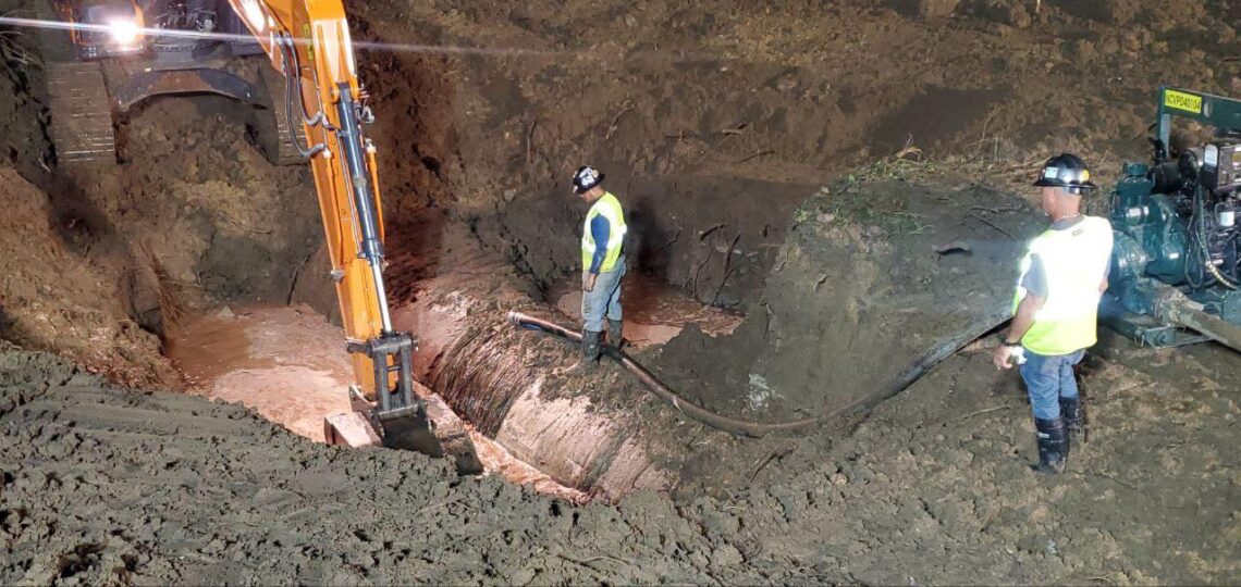 Trabajos de reparación de una avería en Coto Laurel en Ponce. (Foto: Autoridad de Acueductos y Alcantarillados)