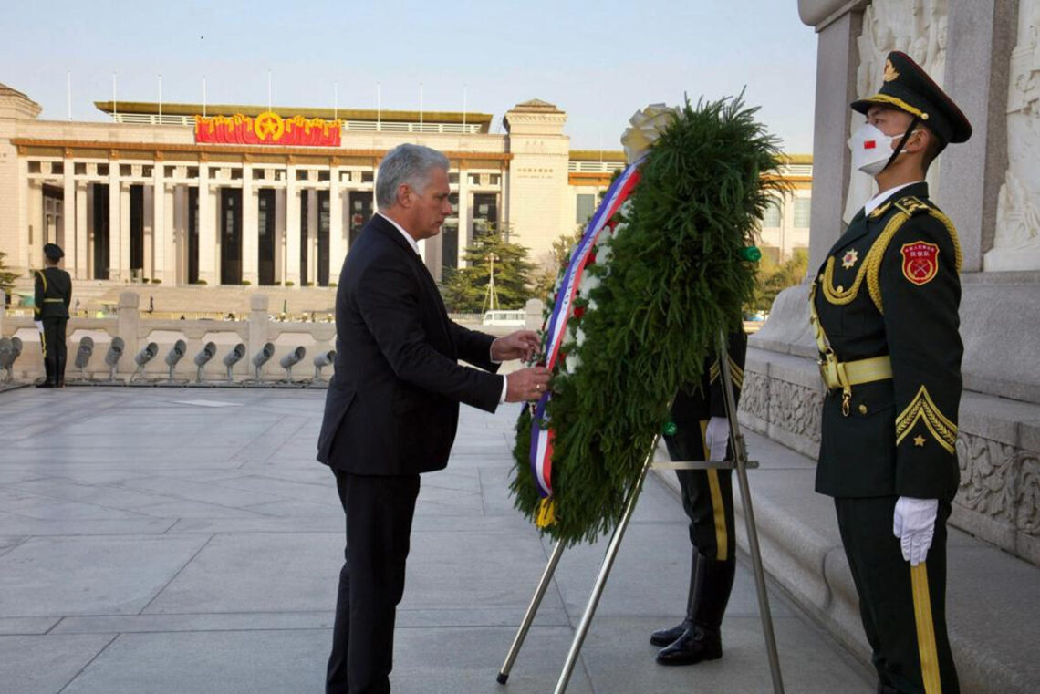 El presidente de Cuba, Miguel Díaz-Canel, asiste a una ofrenda floral a los héroes del pueblo chino en la Plaza Tianamen en Pekín. (Foto: EFE / Presidencia de Cuba)