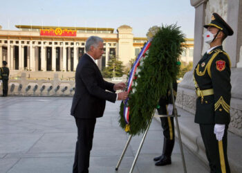 El presidente de Cuba, Miguel Díaz-Canel, asiste a una ofrenda floral a los héroes del pueblo chino en la Plaza Tianamen en Pekín. (Foto: EFE / Presidencia de Cuba)