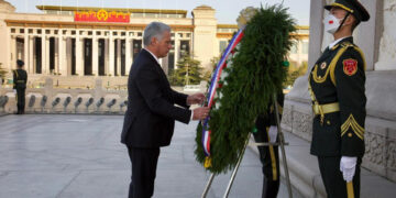 El presidente de Cuba, Miguel Díaz-Canel, asiste a una ofrenda floral a los héroes del pueblo chino en la Plaza Tianamen en Pekín. (Foto: EFE / Presidencia de Cuba)