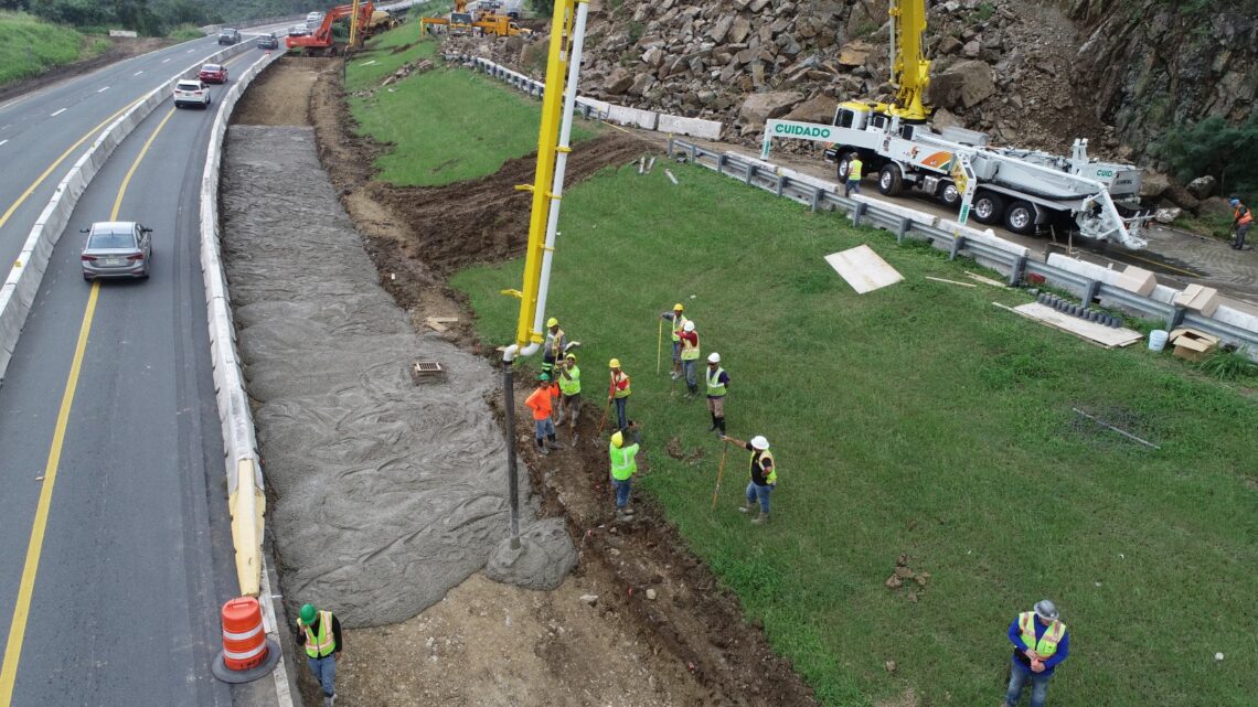 Construcción de carril provisional en la PR-52 en Salinas. (Foto suministrada / ACT)