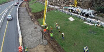 Construcción de carril provisional en la PR-52 en Salinas. (Foto suministrada / ACT)