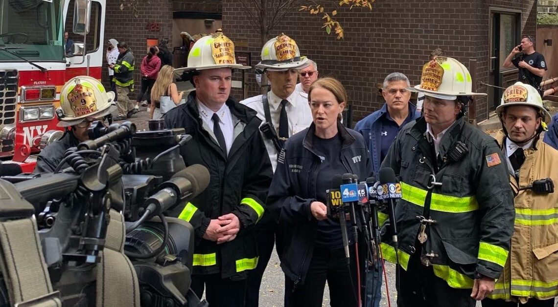 La comisionada Laura Kavanagh ofrece información sobre el fuego a los medios. (Foto: Departamento de Bomberos de NYC / Twitter)