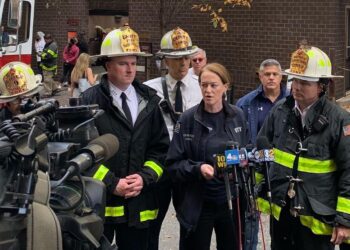 La comisionada Laura Kavanagh ofrece información sobre el fuego a los medios. (Foto: Departamento de Bomberos de NYC / Twitter)