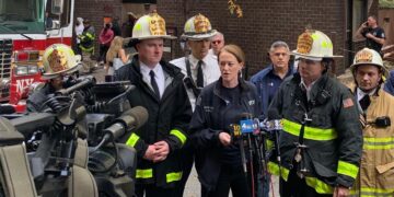 La comisionada Laura Kavanagh ofrece información sobre el fuego a los medios. (Foto: Departamento de Bomberos de NYC / Twitter)