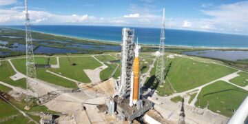 Vista del sistema de lanzamiento espacial Artemis I (SLS). Foto: EFE/Jason Parrish/NASA