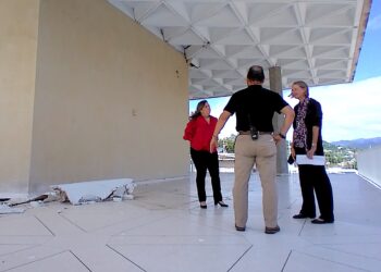 El movimiento telúrico causó el desplazamiento de las uniones de las paredes con el techo, daños en columnas y el desprendimiento de elementos decorativos en yeso del segundo nivel. (Foto Omar Alfonso)