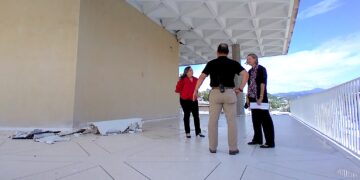 El movimiento telúrico causó el desplazamiento de las uniones de las paredes con el techo, daños en columnas y el desprendimiento de elementos decorativos en yeso del segundo nivel. (Foto Omar Alfonso)