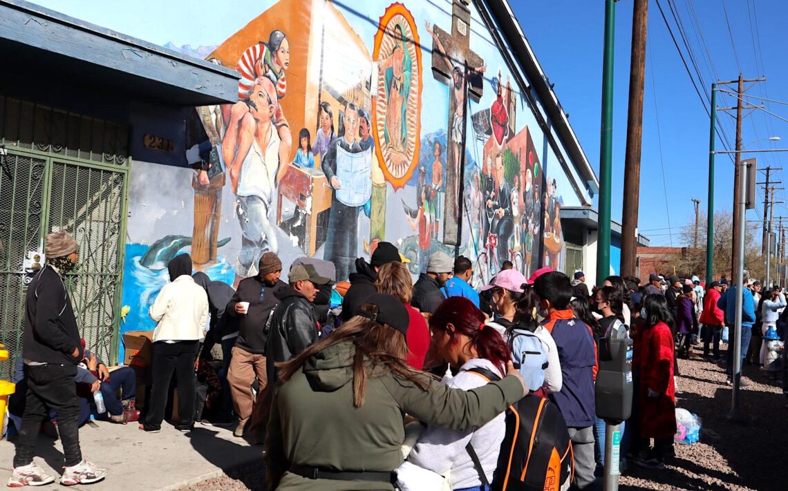 Inmigrantes esperan en una fila para recibir ayuda de alimentos y ropa cerca de un albergue hoy, en El Paso. (Foto: Octavio Guzmán | EFE)