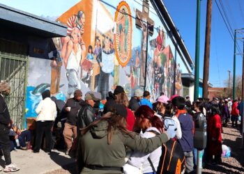 Inmigrantes esperan en una fila para recibir ayuda de alimentos y ropa cerca de un albergue hoy, en El Paso. (Foto: Octavio Guzmán | EFE)