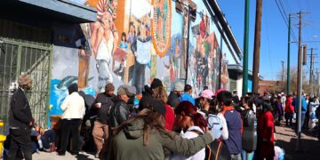 Inmigrantes esperan en una fila para recibir ayuda de alimentos y ropa cerca de un albergue hoy, en El Paso. (Foto: Octavio Guzmán | EFE)