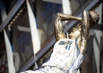 La estatua de Dirk Nowitzki afuera del American Airlines Center fue develada antes del encuentro de los Mavericks de Dallas ante los Lakers de Los Ángeles. (Foto: Emil T. Lippe | AP)