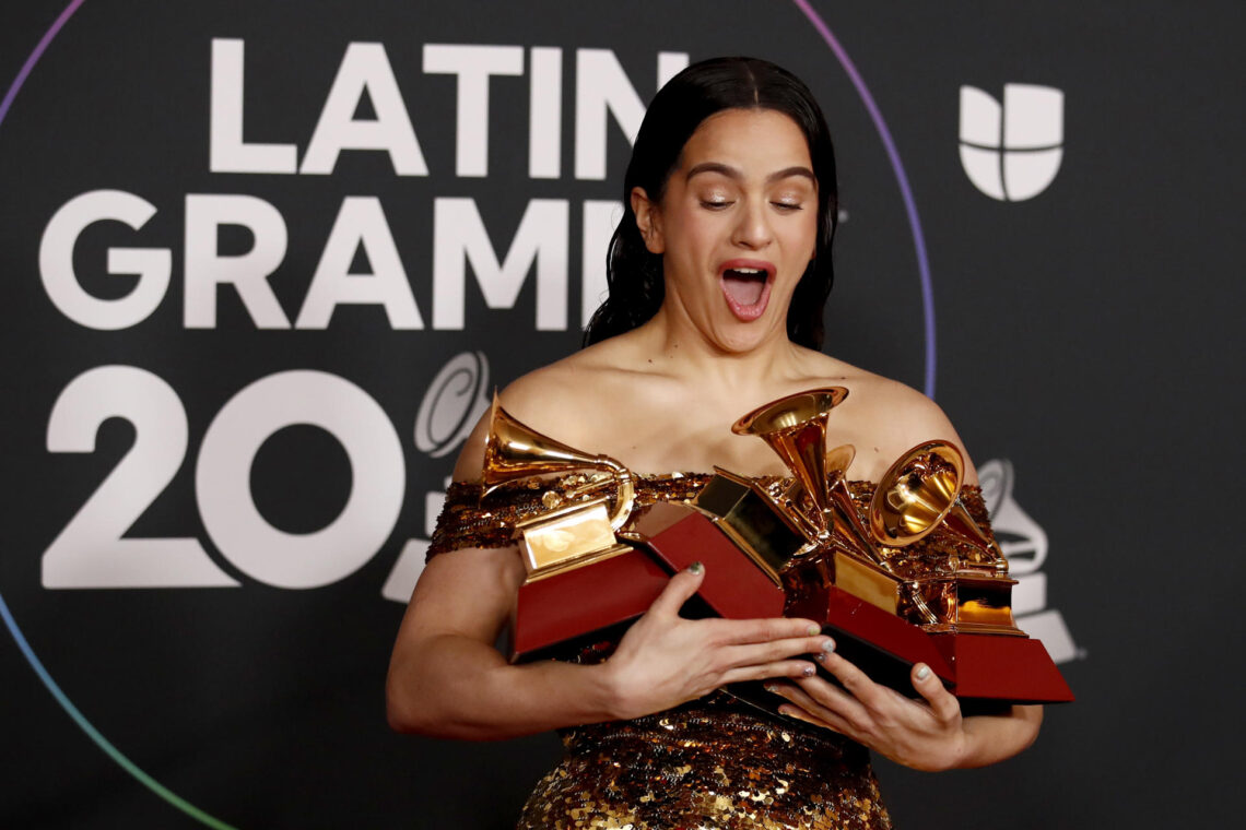 Rosalía ganó el premio al Álbum del Año en el Latin Grammy 2022. (Foto: EFE / Caroline Brehman)