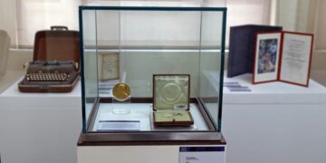 La máquina de escribir del escritor colombiano Gabriel García Márquez, la medalla del premio Nobel de Literatura y el diploma de dicho galardón, están en exhibición en la Biblioteca Nacional de Colombia. Foto: EFE/ Mauricio Dueñas Castañeda