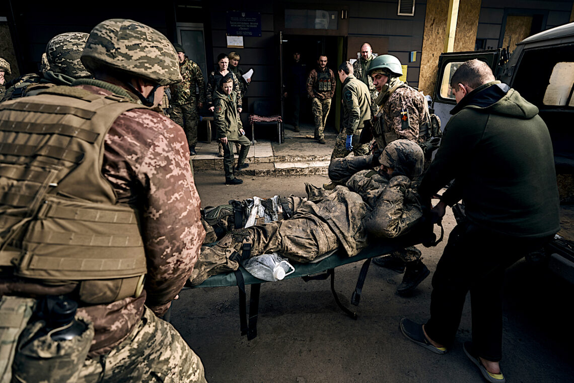 Soldados ucranianos llevan a un colega herido a un hospital en Bakhmut, región de Donetsk, Ucrania. (Foto: Libkos, vía AP)