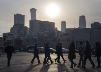 Personas cruzan una intersección en Beijing, China. (Foto: Ng Han Guan / AP)