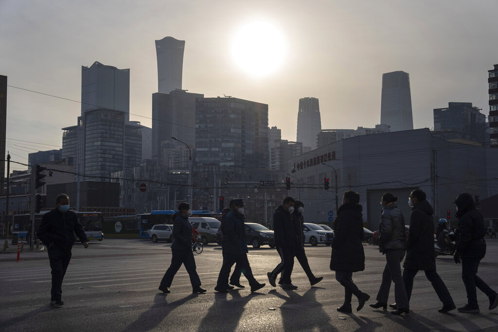Personas cruzan una intersección en Beijing, China. (Foto: Ng Han Guan / AP)