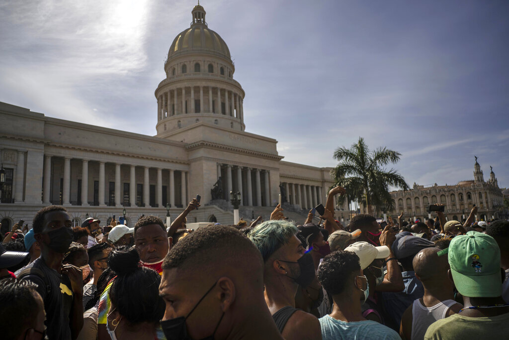 Protesta frente al Capitolio por la escasez de alimentos y los elevados precios el 11 de julio de 2021 en La Habana, Cuba. (Foto: Ramón Espinosa / AP)