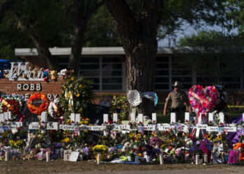 Ofrenda frente a la Escuela Primaria Robb, en Uvalde, Texas. (Foto: Jae C. Hong / AP)