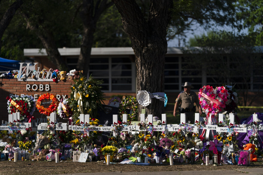 Ofrenda frente a la Escuela Primaria Robb, en Uvalde, Texas. (Foto: Jae C. Hong / AP)