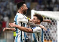 Julián Álvarez (derecha) y Lionel Messi celebran un gol de Argentina en el partido de octavos de final del Mundial contra Australia, en el estadio Ahmad Bin Ali, en Doha, Qatar, el 3 de diciembre de 2022. (AP Foto/Frank Augstein)