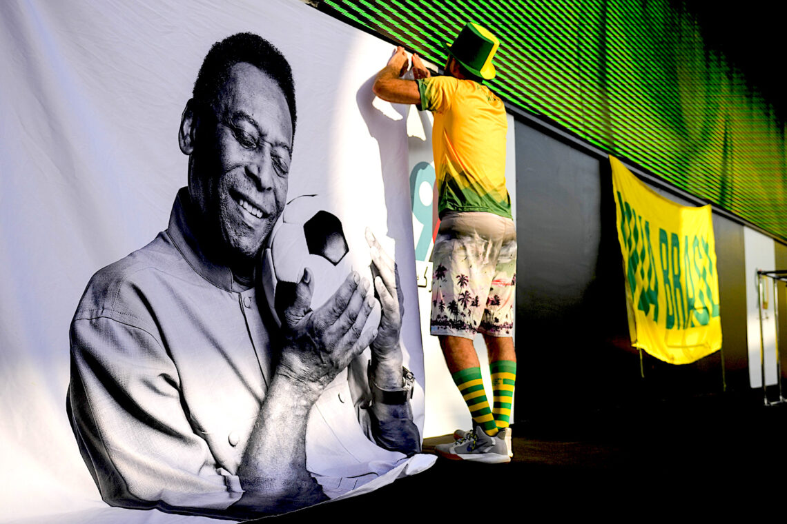 Un aficionado coloca un cartel de apoyo a Pelé en una fiesta de torcedores de Brasil previo al partido contra Corea del Sur en los octavos de final del Mundial. (Foto: Ashley Landis | AP)